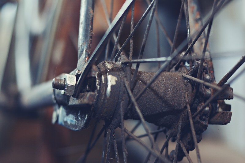 Catena, raggi e ruggine della bicicletta