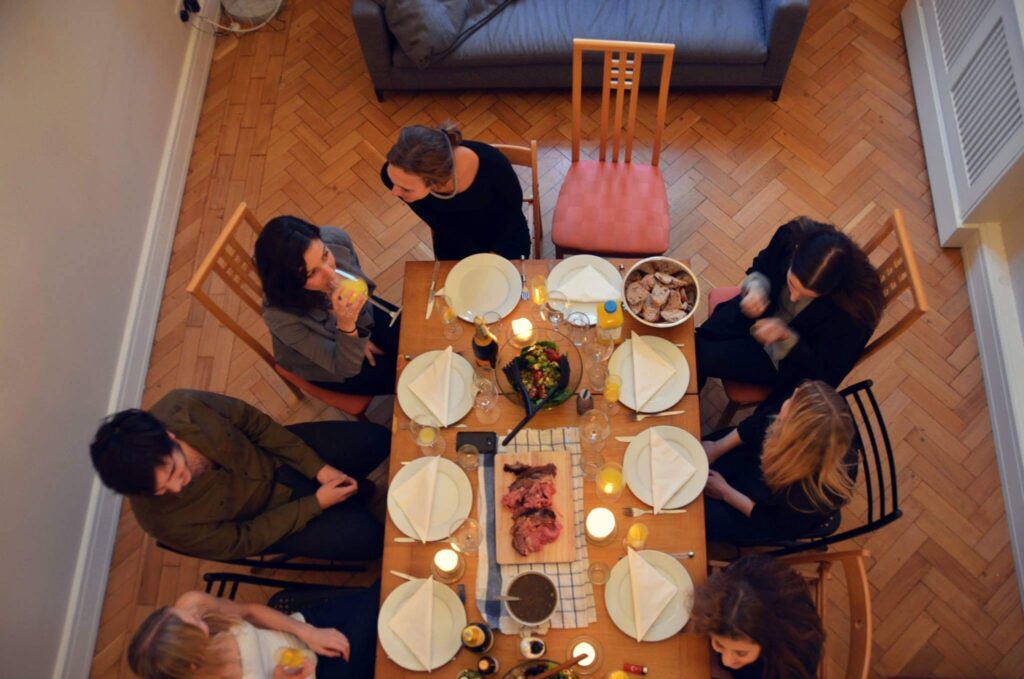 tavolo-con-amici-a-cena