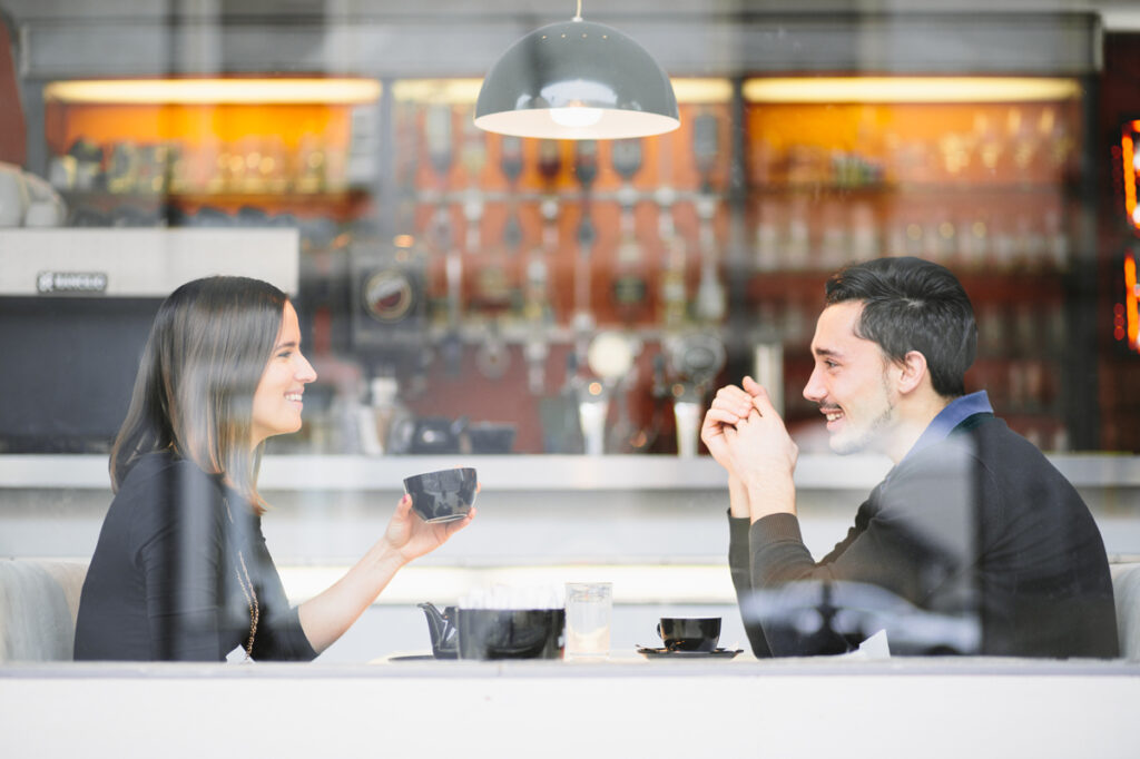 Una coppia prende un caffé