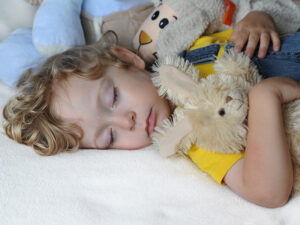 Bimbo e peluche